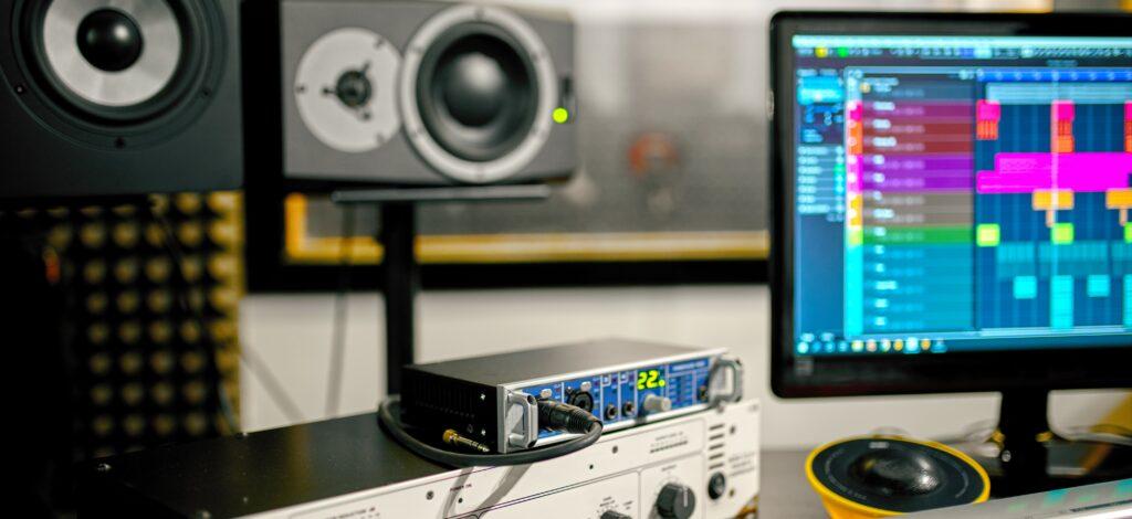 En İyi Belgesel Seslendirme Sanatçıları: 11 Türk Belgesel Seslendirme Sanatçısı | BiberSA Prodüksiyon en iyi belgesel seslendirme sanatçıları